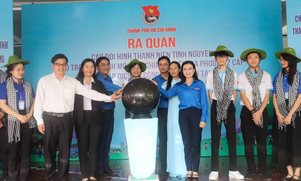 Các đại biểu thực hiện nghi thức ra quân z6779725859225_5b3eb26239cd97dec4c7ba6c2ad3fbe0.jpg