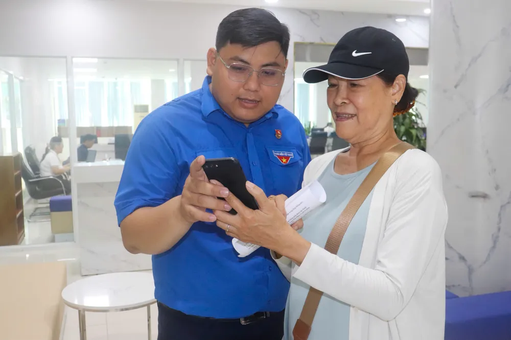 Bà Nguyễn Thị Hiếu chia sẻ hình ảnh, thông tin các phường mới do bà tự tổng hợp z6779737909600_0cce51e6ae206389896096657d7b3fda.jpg