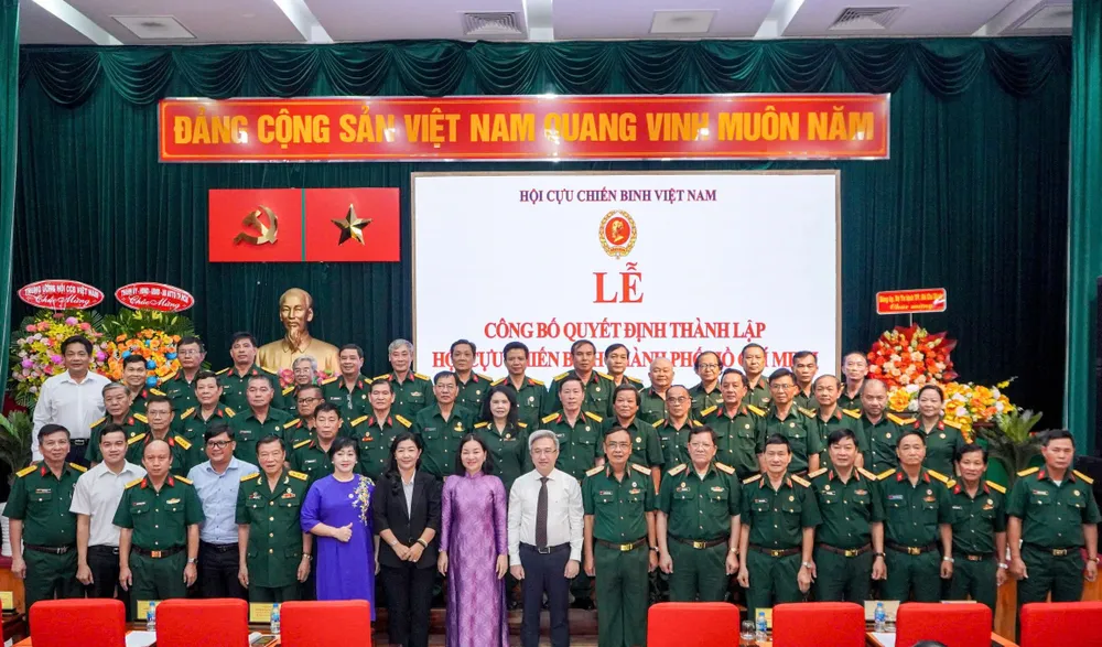 Lãnh đạo TPHCM chụp hình lưu niệm cùng Hội CCB TPHCM Chụp hình lưu niệm cùng lãnh đạo TPHCM - Sao chép.jpg