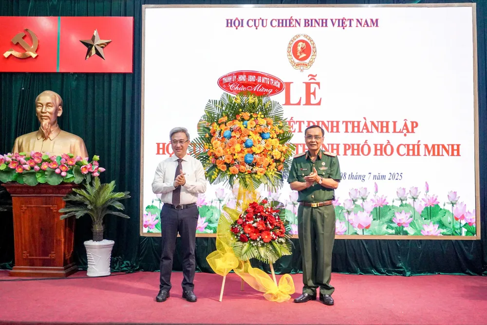 Phó Bí thư Thành ủy TPHCM Đặng Minh Thông tặng hoa chúc mừng Hội CCB TPHCM Thành ủy tặng hoa chúc mừng - Sao chép.jpg