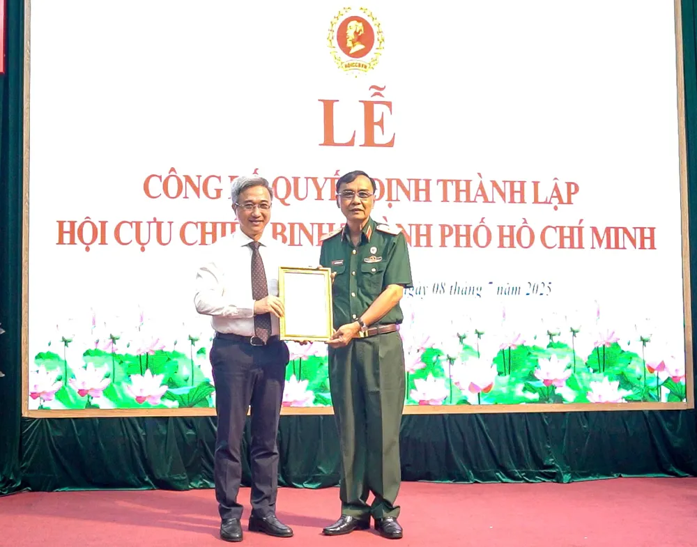 Phó Bí thư Thành ủy TPHCM Đặng Minh Thông trao quyết định của Trung ương Hội CCB Việt Nam z6782601679695_73646049155d0e7ecb2f85e9e11f3974 - Sao chép.jpg