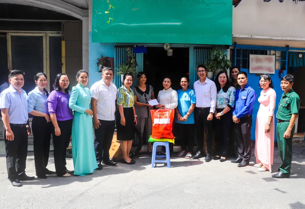គណៈប្រតិភូបានទៅសួរសុខទុក្ខ និងជូនអំណោយដល់គ្រួសារលោក Vu Viet Hung។ z6790051034279_c415951a54f42a8698c0c04b3b9dba97.jpg