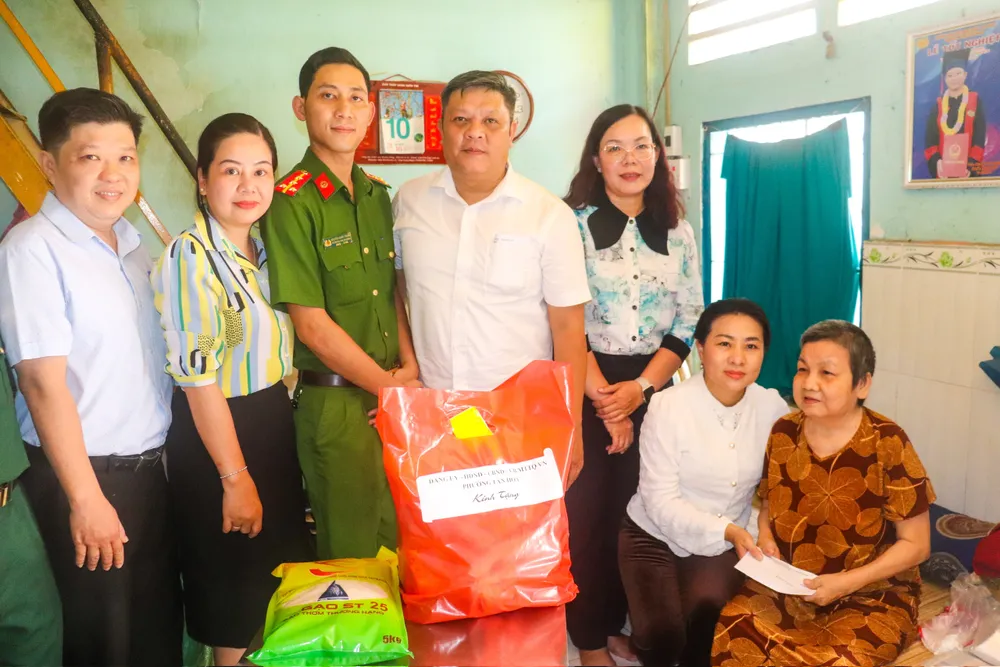 គណៈប្រតិភូបានទៅសួរសុខទុក្ខ និងជូនអំណោយដល់ក្រុមគ្រួសារលោកស្រី Vo Thi Cuc។ z6790051126497_6c03054c967d2548d8feea3f3b5cf640.jpg
