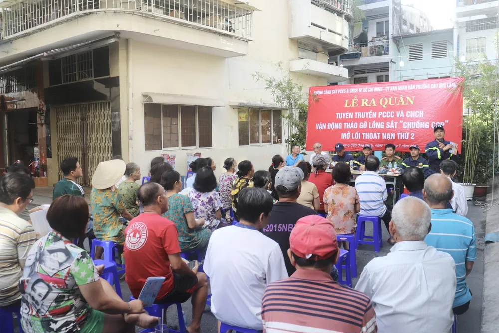 Người dân sống tại chung cư 518 Võ Văn Kiệt tham gia buổi tuyên truyền z6796938257321_7c45abf2044446b561cb9cc60ae0d8b4.jpg
