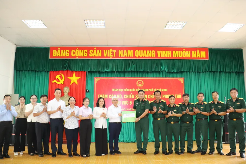 Đoàn đến thăm cán bộ, chiến sĩ Ban Chỉ huy Phòng thủ khu vực 6 - đặc khu Côn Đảo z6809678902657_00a5d38a271da88d2417fcad220bf850.jpg