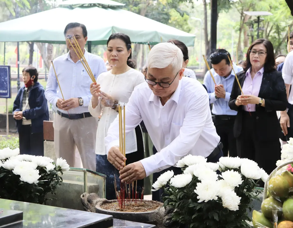 Đồng chí Nguyễn Văn Lợi thắp hương các anh hùng liệt sĩ đang an nghỉ tại Nghĩa trang Hàng Dương z6810000376977_ef28dbcc97c7bec63bafe24e07dd1252.jpg
