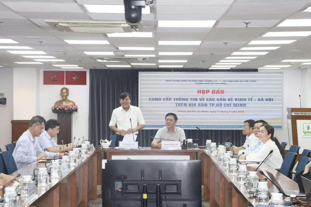 Quang cảnh họp báo chiều 17-7 z6814472115289_e60219569ce0b6936928aba8af92d22a.jpg