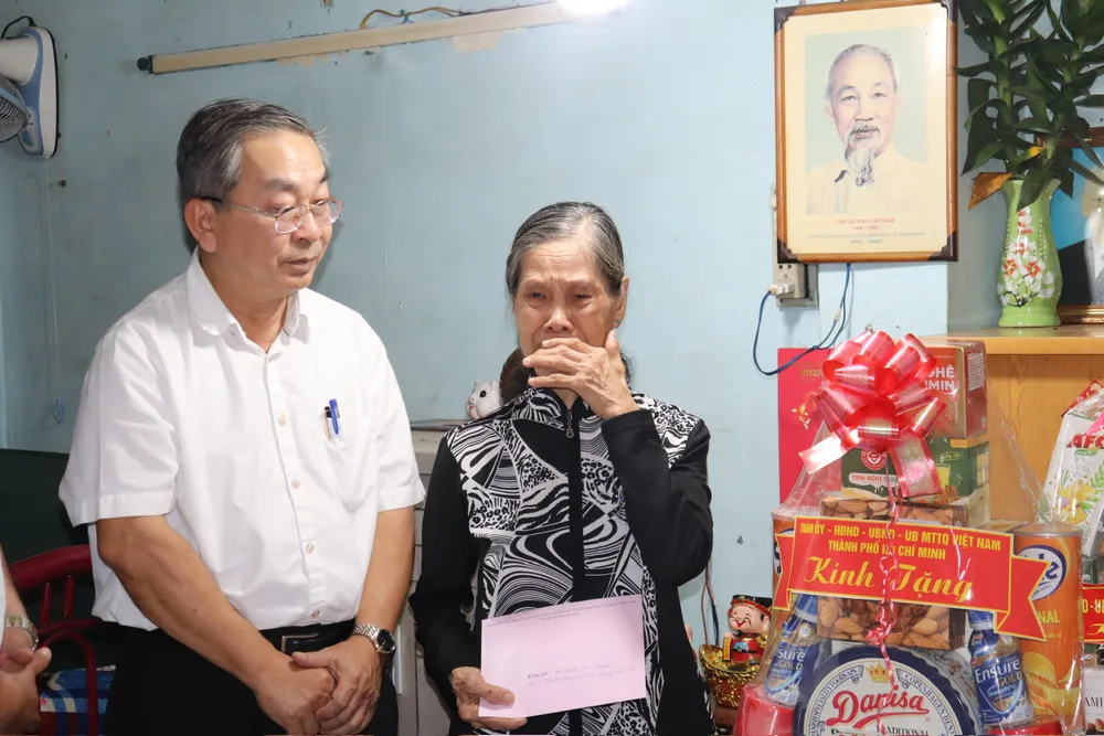 Bà Huỳnh Thị Chuyền không khỏi xúc động, gửi lời cảm ơn đến sự quan tâm, động viên đầy nghĩa tình của lãnh đạo TPHCM z6830224653362_90a27d4d374808ab03276d32891431ad.jpg