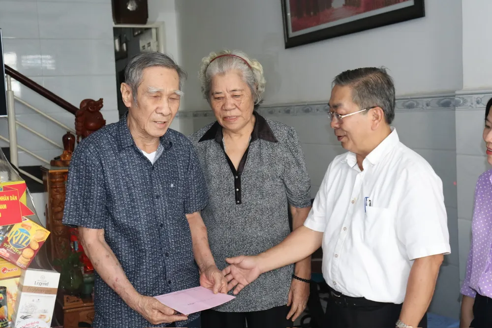 Phó Trưởng Ban Tổ chức Thành ủy TPHCM Võ Ngọc Quốc Thuận thăm hỏi, tặng quà cho thương binh Nguyễn Ngọc Đảnh z6830225123403_0dc973461a4b41850ccd31c1d5d352c6.jpg