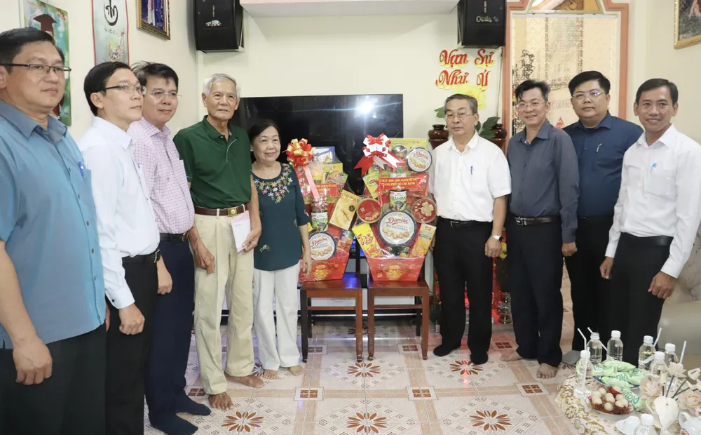 Phó Trưởng Ban Tổ chức Thành ủy TPHCM Võ Ngọc Quốc Thuận thăm hỏi, tặng quà cho thương binh Trần Anh Dũng z6830225670830_f98f708553556274be5911d7e70b54e3.jpg