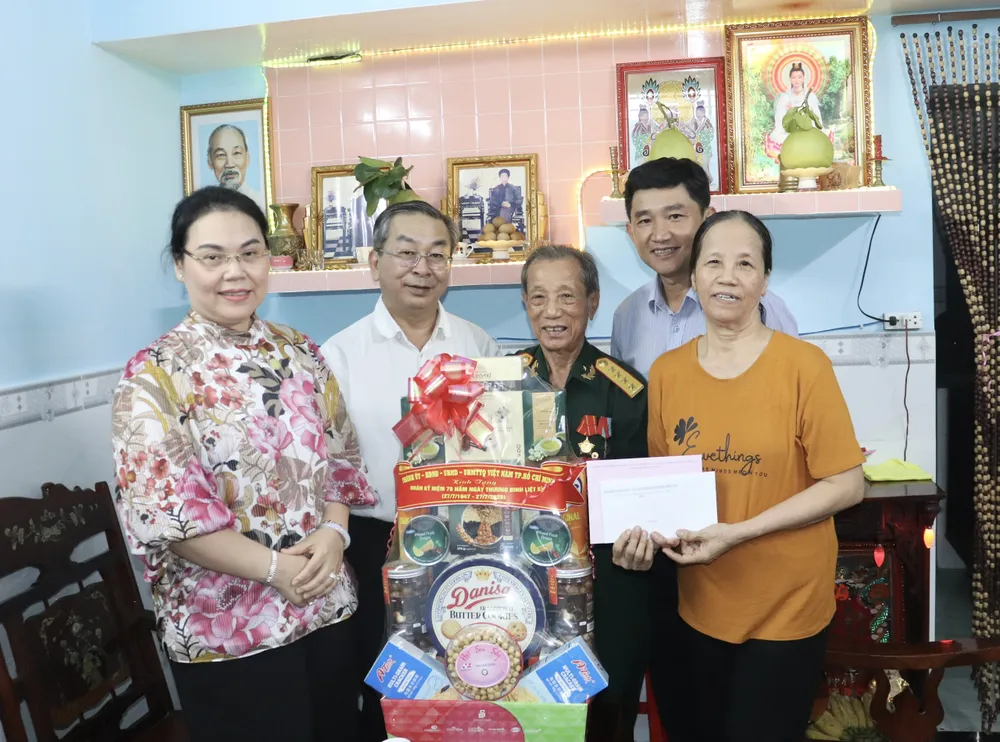 Phó Trưởng Ban Tổ chức Thành ủy TPHCM Võ Ngọc Quốc Thuận thăm hỏi, tặng quà cho thương binh Phạm Văn Khá z6830225775172_b30469090ac53926b3b50bdb7e1f2161.jpg