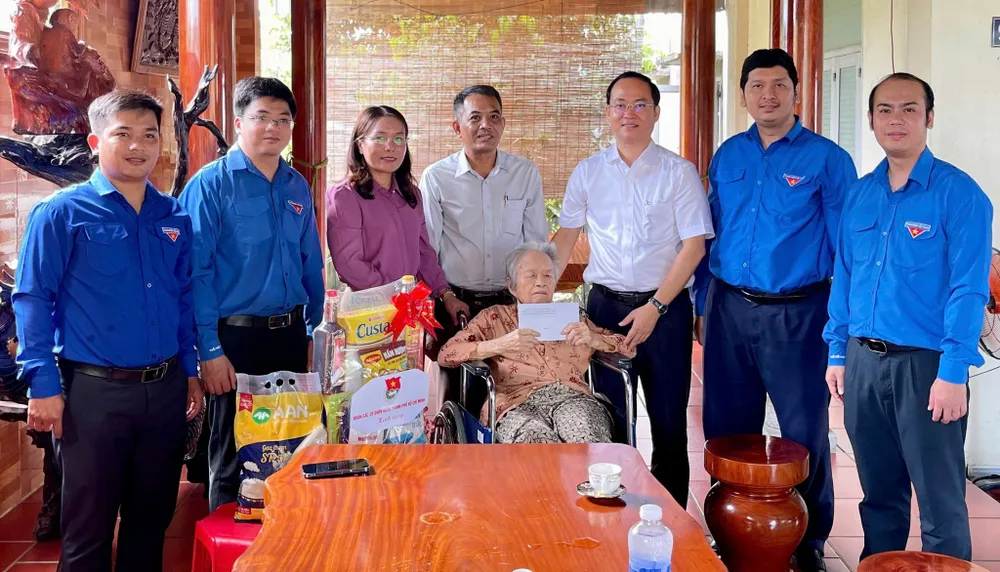 Đồng chí Nguyễn Khoa Hải đến thăm, tặng quà đến bà Trịnh Thị Tính - vợ liệt sĩ Hình 1.jpg