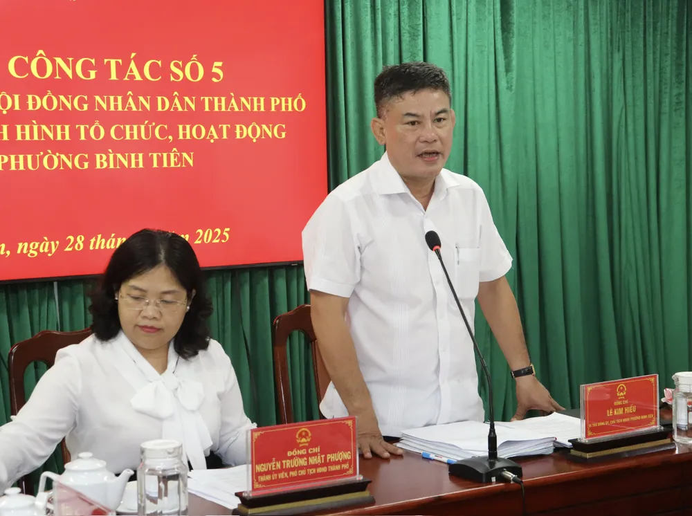 Đồng chí Lê Kim Hiếu, Bí thư Đảng ủy, Chủ tịch HĐND phường Bình Tiên chia sẻ tại chương trình z6849781240345_d2b1c6770bf8aef88fc5a9d1a32577d1.jpg