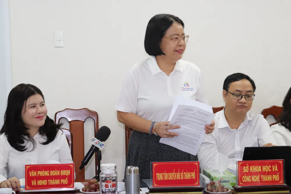 Đồng chí Võ Thị Trung Trinh, Giám đốc Trung tâm Chuyển đổi số TPHCM trao đổi tại chương trình z6849781404103_d28816fdb3e185b8c4d68d882d517c5e.jpg