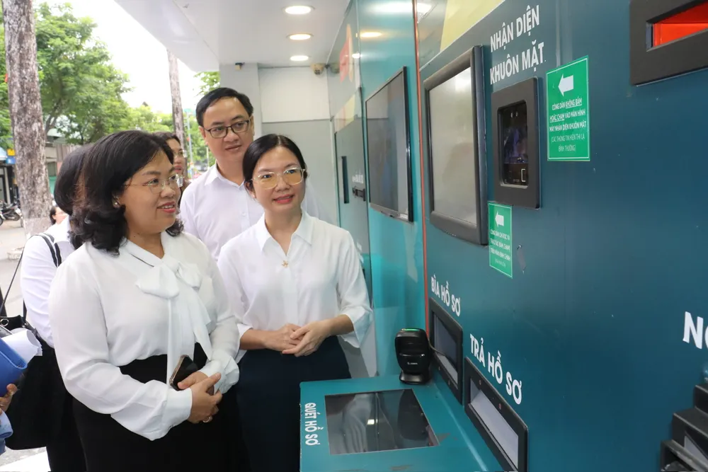 Đồng chí Nguyễn Trường Nhật Phượng tham quan cây ATM tiếp nhận và trả hồ sơ tự động 24/7 z6849782356825_f3a27b95a7fe02a6e16fe98bd14b5dfb.jpg