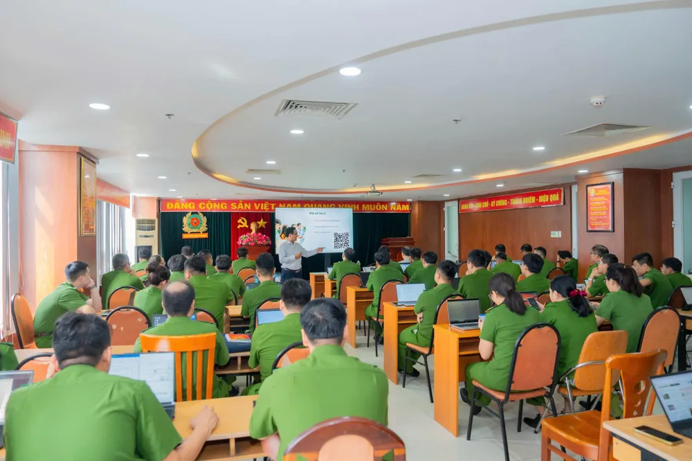 Phòng Cảnh sát PCCC-CNCH Công an TPHCM tiên phong ứng dụng khoa học công nghệ và trí tuệ nhân tạo trong chuyển đổi số về PCCC-CNCH z6850768840572_a01d3c315cefe3696a45dc3651f58f72.jpg
