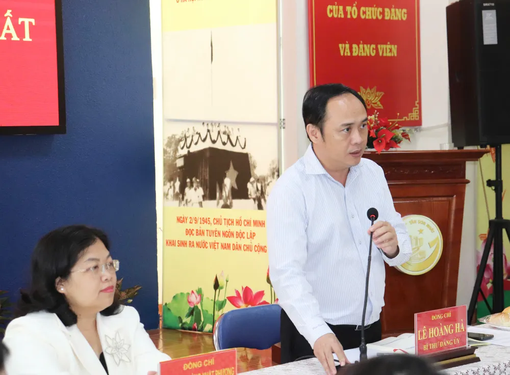 លេខាបក្សសង្កាត់ Tan Son Nhat លោក Le Hoang Ha បានពិភាក្សាក្នុងកិច្ចប្រជុំការងារ z6852009948997_1c62c8f3d793b56f4f495054582760cc.jpg