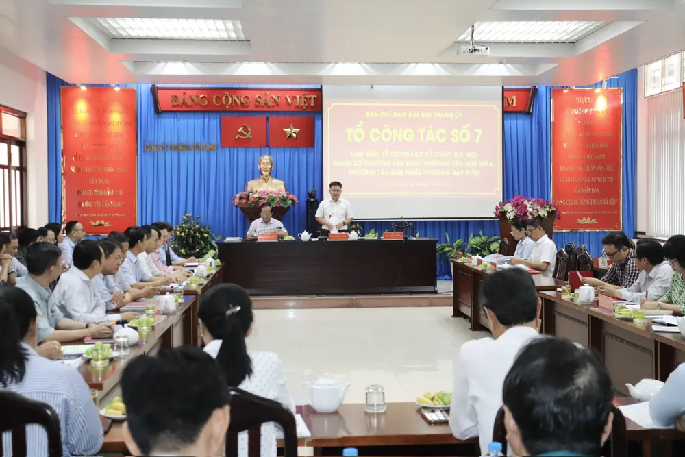 Quang cảnh buổi làm việc z6852626467391_deecc522d8c6c0253b6443dea6eae520.jpg