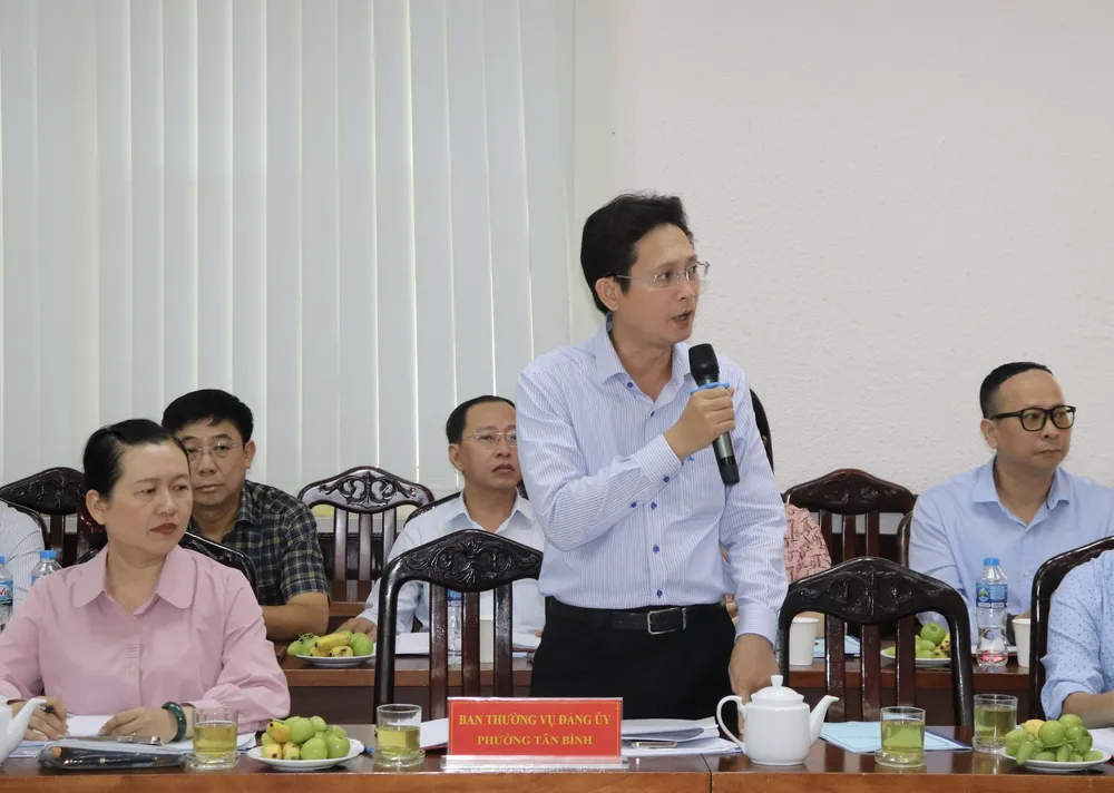 Đại diện các phường báo cáo tại buổi làm việc z6852626527544_b31dde6f2be5e218da218852d6bf69c5.jpg