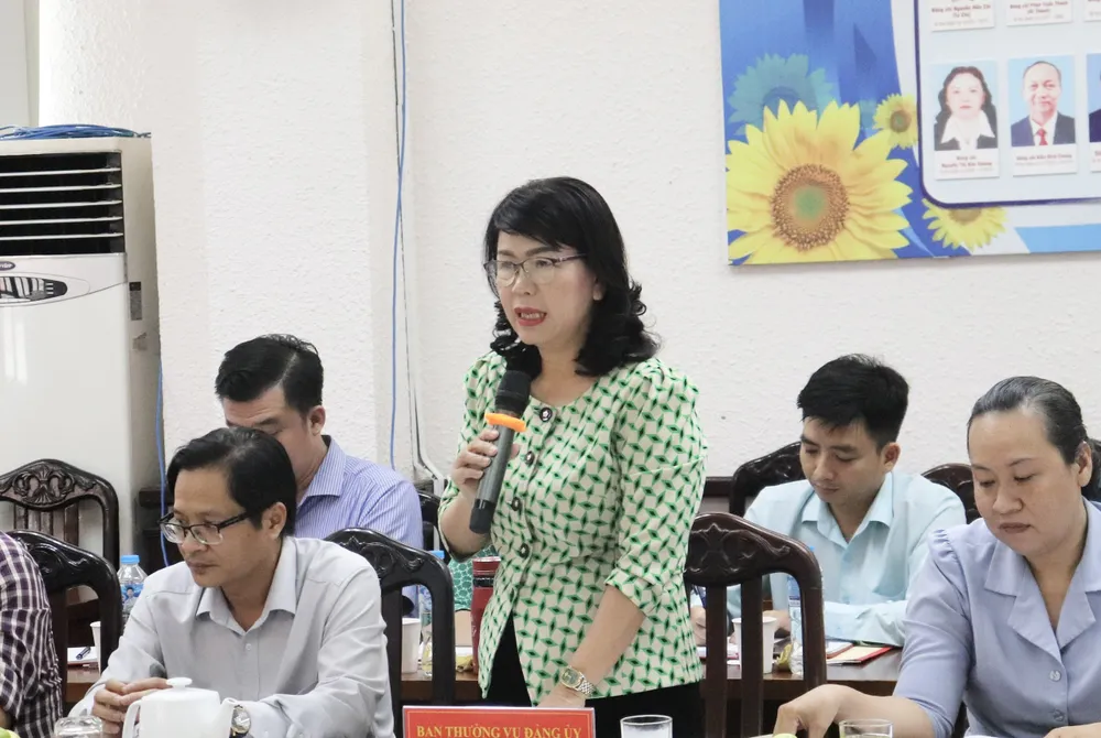 Đại diện các phường báo cáo tại buổi làm việc z6852626646887_3ce3bb2e7a128890a04154fd64749d4d.jpg