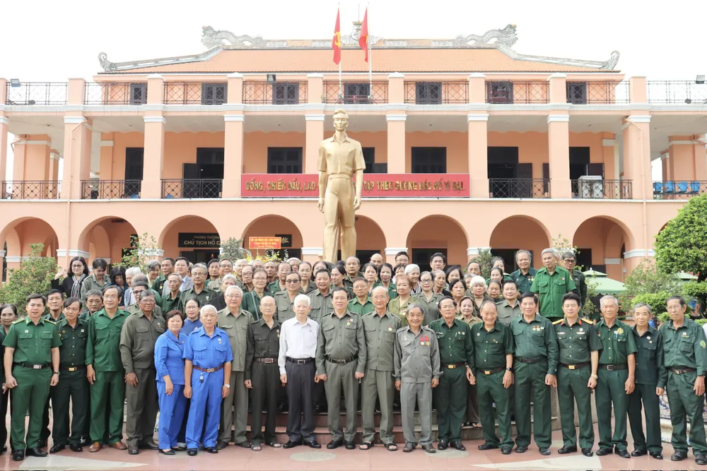 Đại biểu chụp hình lưu niệm tại Bảo tàng Hồ Chí Minh - Chi nhánh TPHCM z6855494267828_235d5cbf5db153704e4e3d5ede7b99d3.jpg