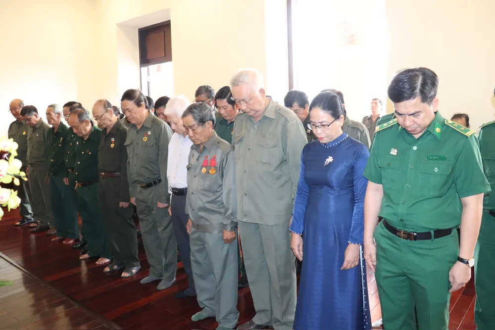 Đại biểu dành phút mặc niệm tưởng nhớ Chủ tịch Hồ Chí Minh z6855494376880_a07f1cd4a324c22bf0028f10dc9c83fb.jpg