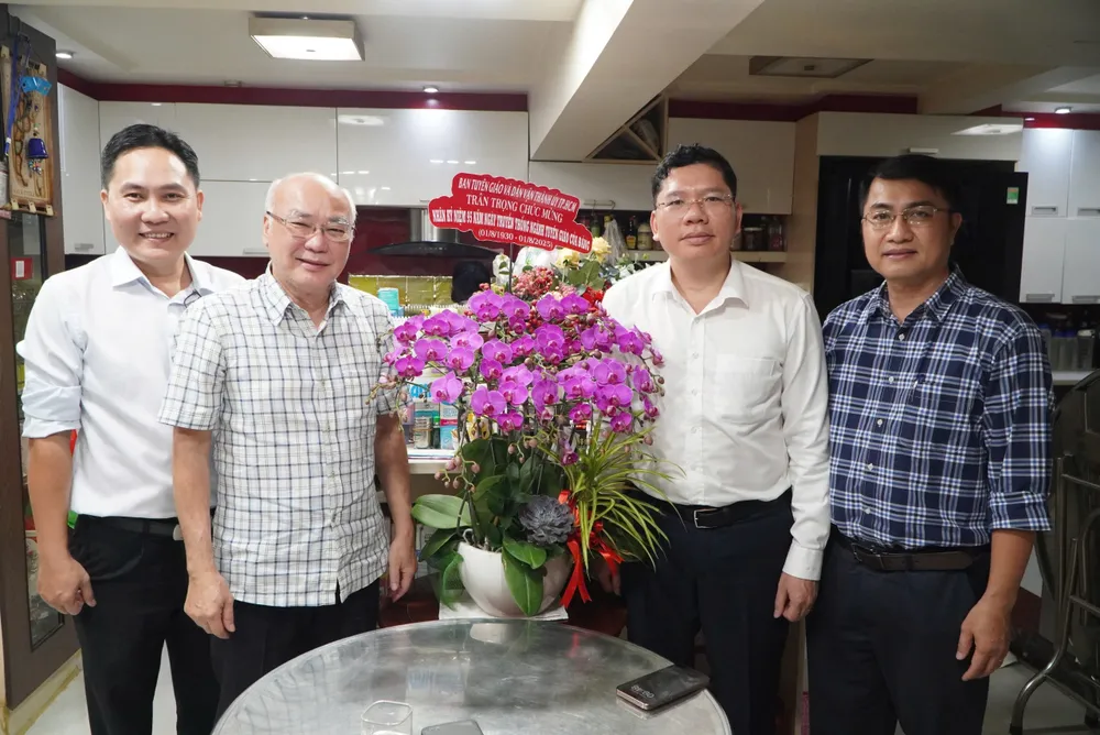 Đồng chí Hoàng Nguyên Dinh cùng đoàn đến thăm, chúc mừng đồng chí Phan Nguyễn Như Khuê pnnk.jpg