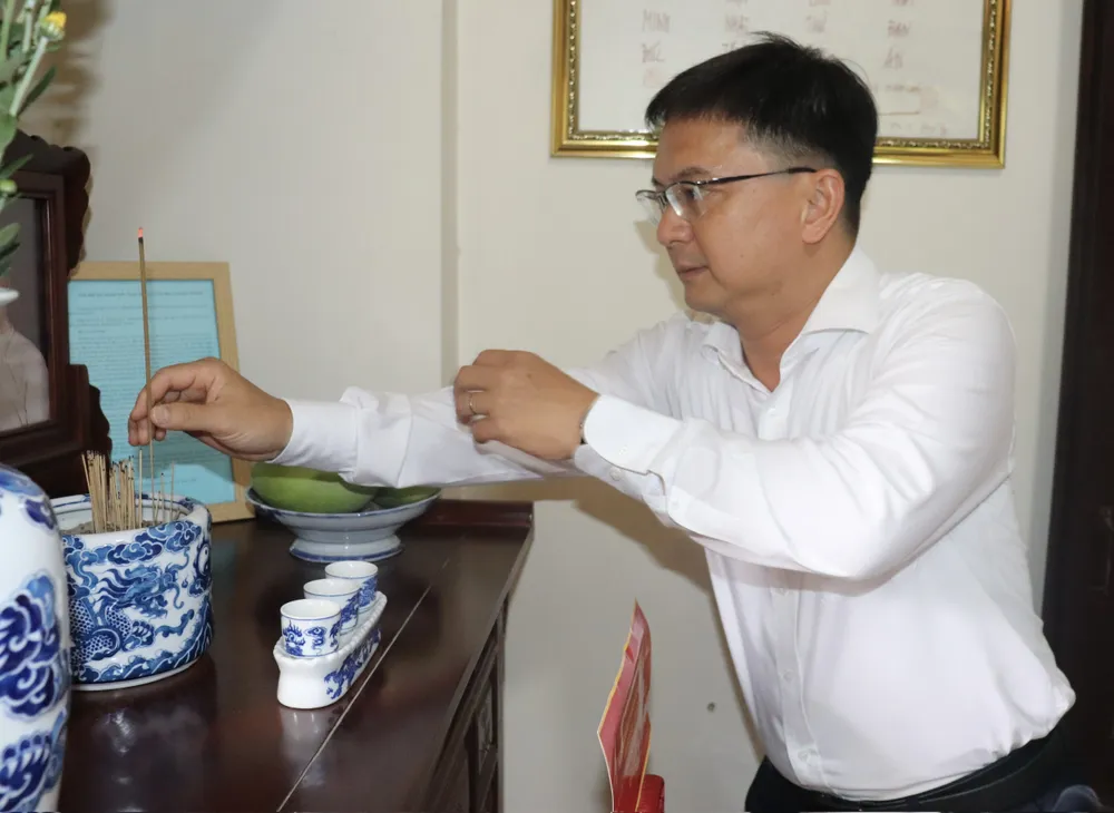 Đồng chí Nguyễn Mạnh Cường thắp hương tưởng nhớ đồng chí Trần Trọng Tân z6859145028886_3e4247e594a9862d9a566316a7b5c09e.jpg