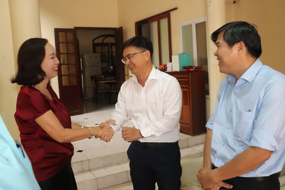 Đồng chí Nguyễn Mạnh Cường cùng các thành viên đoàn thăm hỏi sức khỏe gia đình đồng chí Trần Trọng Tân z6859145316623_b2a604d099b66792b8f904e0e7da682b.jpg