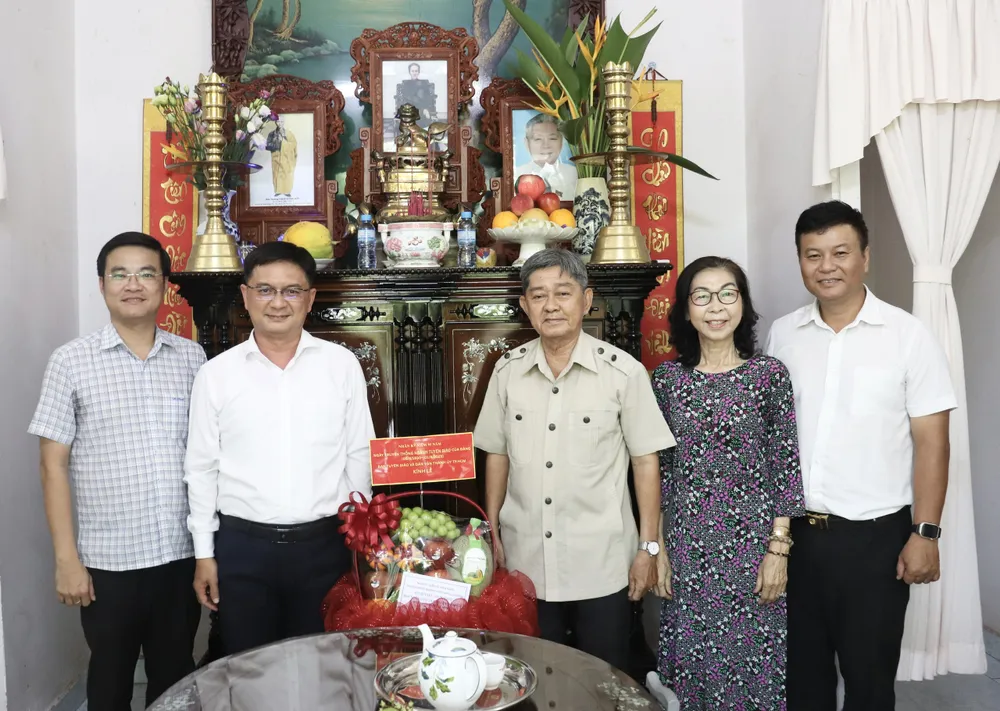 Đoàn đến thăm và thắp hương tưởng nhớ đồng chí Võ Trần Chí z6859696836604_e968161851c4537bade43d2d11c31577.jpg