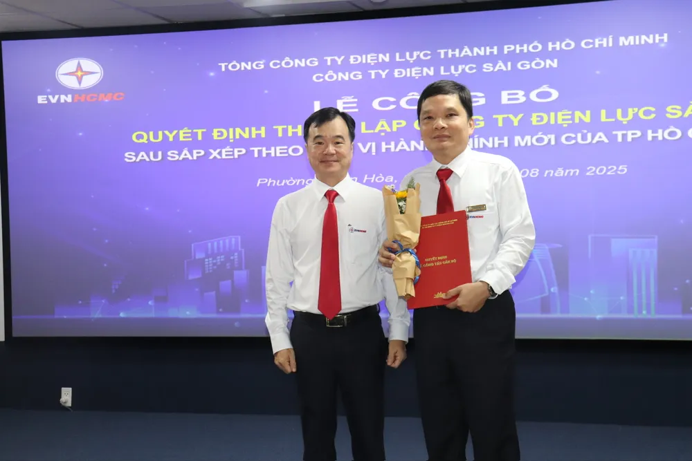 Chủ nhiệm Ủy ban Kiểm tra Đảng ủy EVNHCMC Trần Vũ Quang trao quyết định thành lập và giấy chứng nhận đăng ký hoạt động chi nhánh CTĐL Sài Gòn z6862430215214_797ec5552a6444c5420d74fa598ad564.jpg