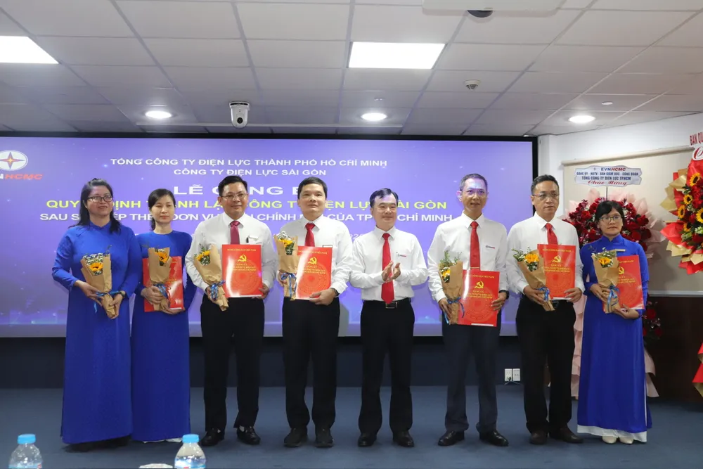 Ông Trần Vũ Quang trao quyết định và tặng hoa chúc mừng thành lập Đảng bộ, chỉ định Bí thư, Phó Bí thư, Cấp ủy CTĐL Sài Gòn z6862430322286_02618c313bef321bd5282a968cbd200c.jpg