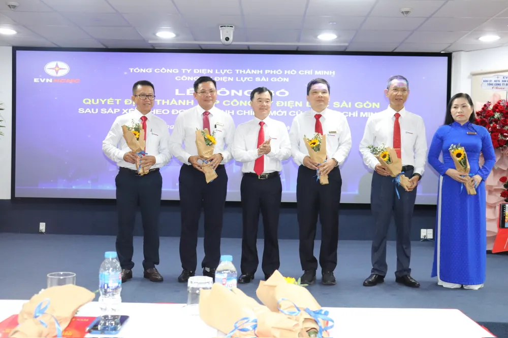 Ra mắt Ban giám đốc, kế toán trưởng CTĐL Sài Gòn z6862430401211_e5be998e2c69182cb5d79f1a7207011a.jpg