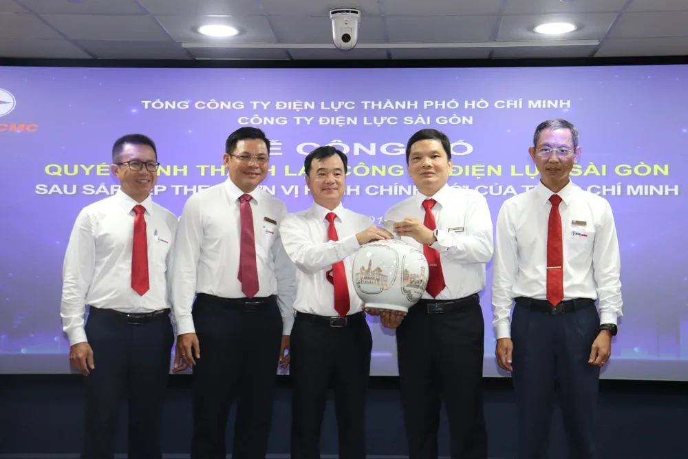 Lãnh đạo EVNHCMC tặng quà chúc mừng Công ty Điện lực Sài Gòn z6862430452154_44e0f508a0edfe5df9ffd44ba54b0288.jpg