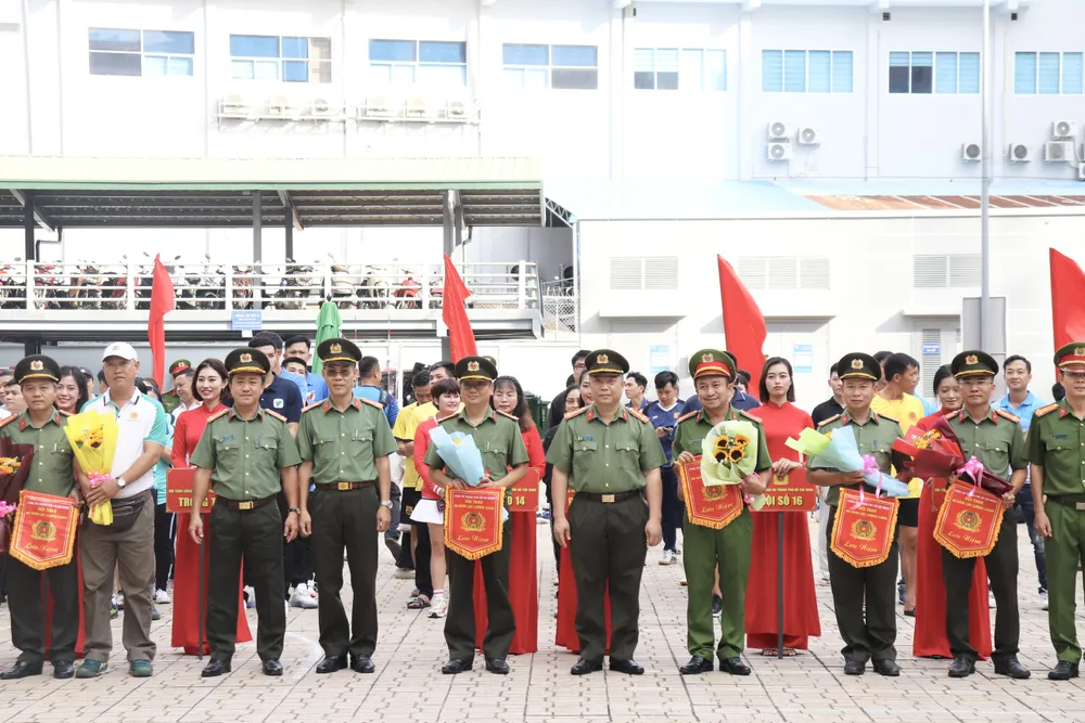 Đại tá Lê Hoài Phong, Trưởng Phòng PX03, Trưởng Ban tổ chức hội thao trao hoa đến các đội thi đấu và tổ trọng tài z6874601225362_4baa372866ac50036044f8b103b6ce4a.jpg