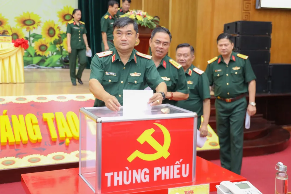 Thiếu tướng Lê Xuân Thế, Tư lệnh Quân khu 7 cùng các đồng chí đại biểu tại buổi kiểm tra công tác chuẩn bị Đại hội. Ảnh: PHÒNG TUYÊN HUẤN QUÂN KHU 7 ảnh_Viber_2025-08-10_13-03-41-857.jpg