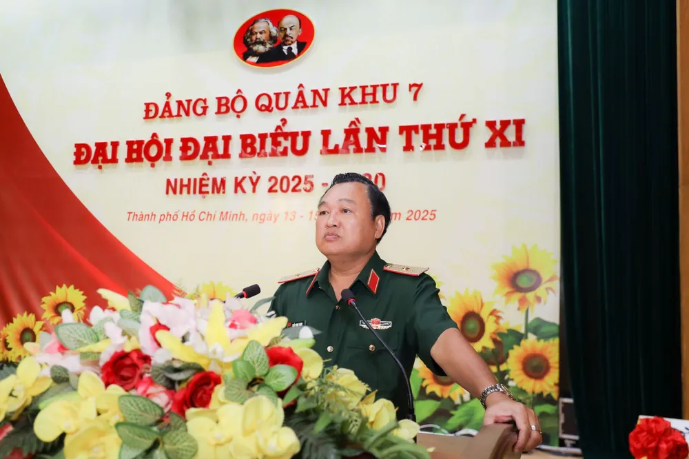 Thiếu tướng Trần Vinh Ngọc, Bí thư Đảng ủy, Chính ủy Quân khu 7 phát biểu chỉ đạo tại buổi kiểm tra công tác chuẩn bị Đại hội. Ảnh: PHÒNG TUYÊN HUẤN QUÂN KHU 7 ảnh_Viber_2025-08-10_13-05-47-448.jpg