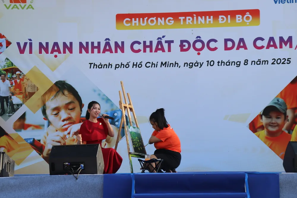 Một nạn nhân chất độc da cam vẽ tranh tại chương trình z6891664440849_75874cdfab0888f8a7bd28b6ebd3f4af.jpg
