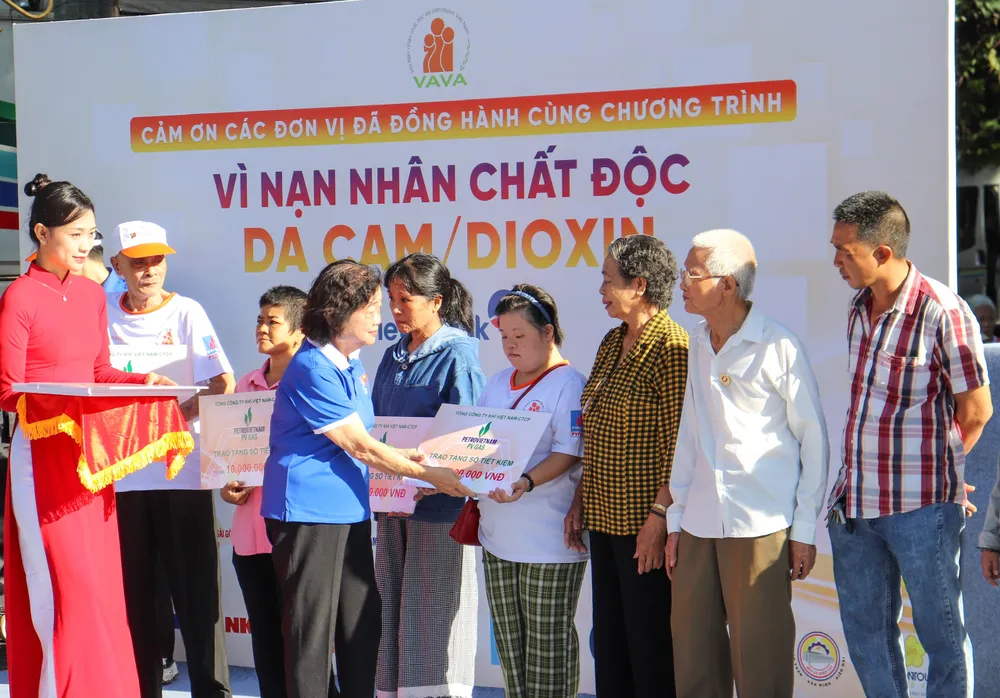 Nguyên Phó Chủ tịch nước Trương Mỹ Hoa trao tặng sổ tiết kiệm cho các hộ gia đình z6891664604107_7c18747c22367fe1805064ed58bb29b0.jpg