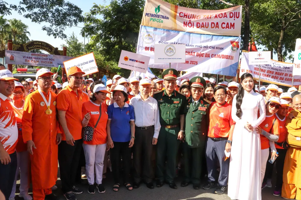 Hơn 5.000 người cùng tham gia đi bộ z6891665683297_c654902657bba6dd77e0f48b298edcfd.jpg