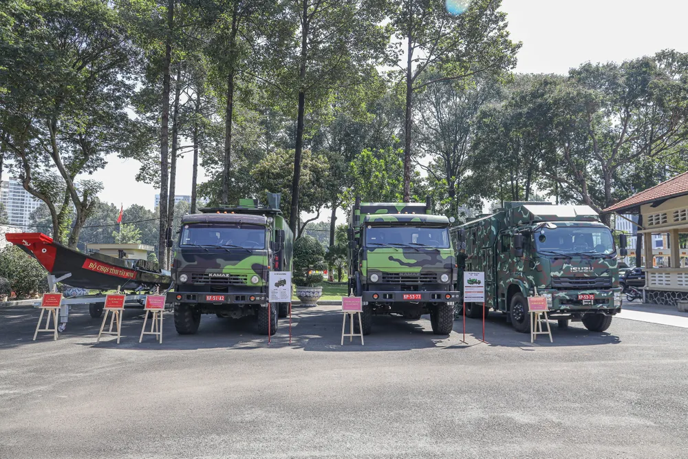 Một số thiết bị cơ giới của LLVT Quân khu 7 trưng bày chào mừng Đại hội. Ảnh: PHÒNG TUYÊN HUẤN QUÂN KHU 7 z6892343153522_0b57c76429f97815322605acf797db75.jpg