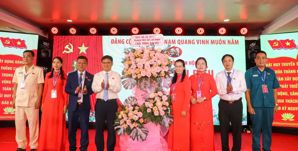 Đồng chí Nguyễn Mạnh Cường tặng hoa của Thành ủy - HĐND - UBND - Ủy ban MTTQ Việt Nam TPHCM chúc mừng đại hội z6901988718462_863771a6be063c0632249572d544a83c.jpg