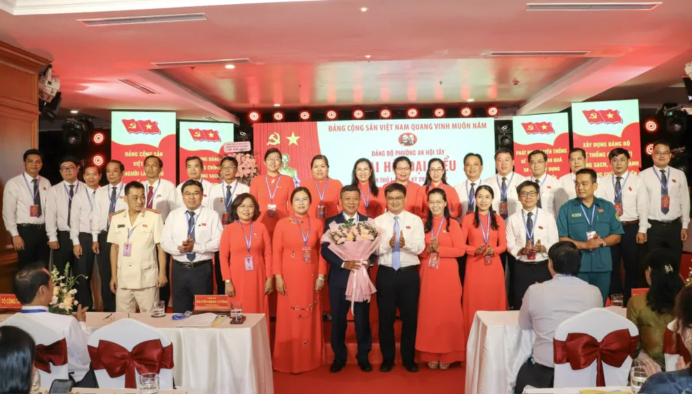 Ra mắt Ban Chấp hành Đảng bộ phường An Hội Tây z6902024570823_0c2d59b1145aa77539f05e839486207e.jpg