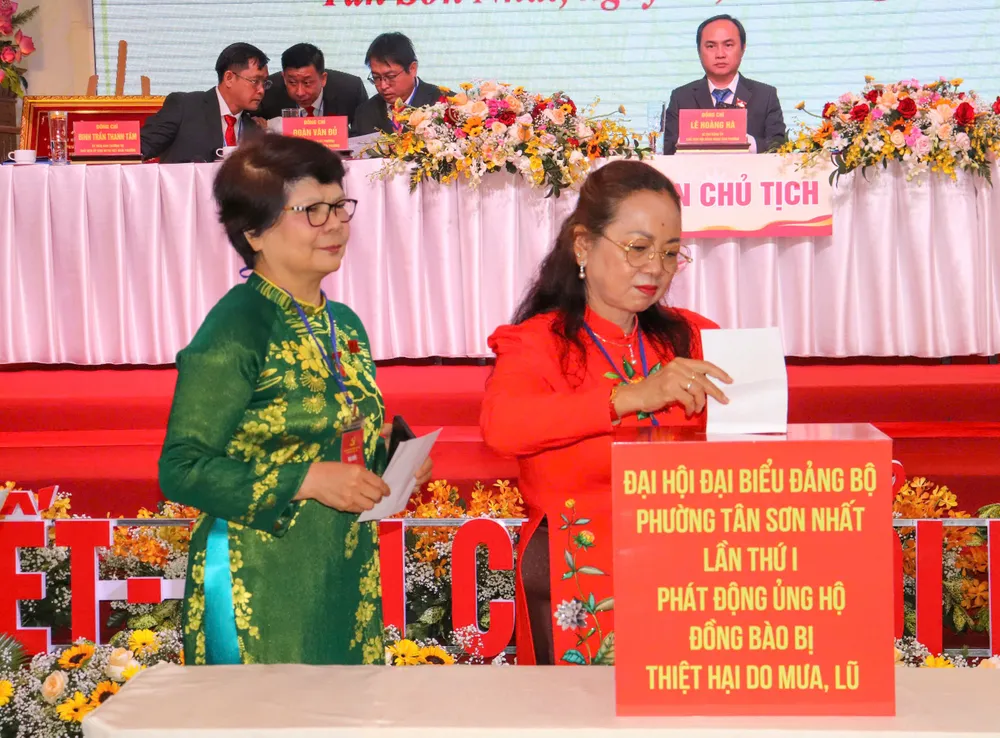 Đại biểu tham gia đóng góp ủng hộ z6905516247536_a865bd28827ed841a172ce6f038b43fc.jpg