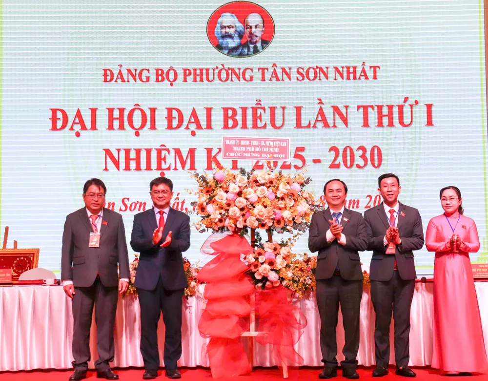 Đồng chí Nguyễn Mạnh Cường tặng hoa chúc mừng đại hội z6905517561780_1bbc22c390d7d8070c50e49f7f363a70.jpg