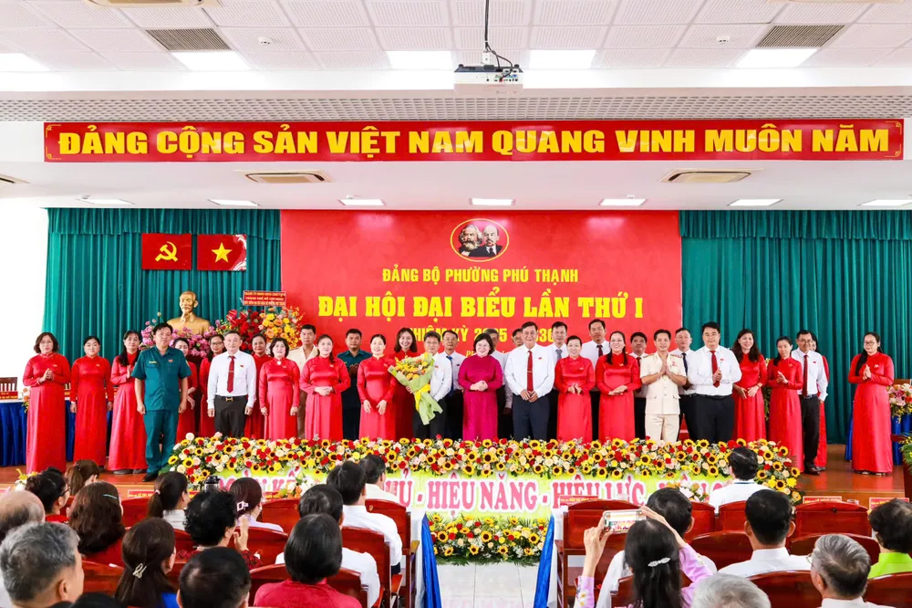 Ra mắt Ban Chấp hành Đảng bộ phường Phú Thạnh bch.jpg