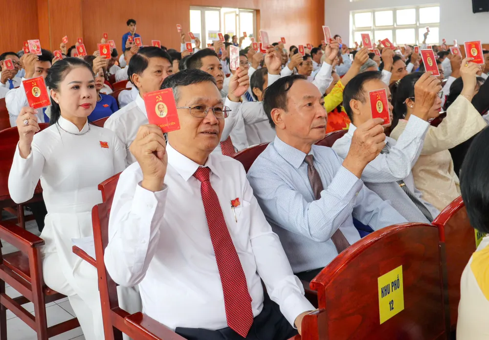 Đại biểu biểu quyết tại đại hội bq.jpg