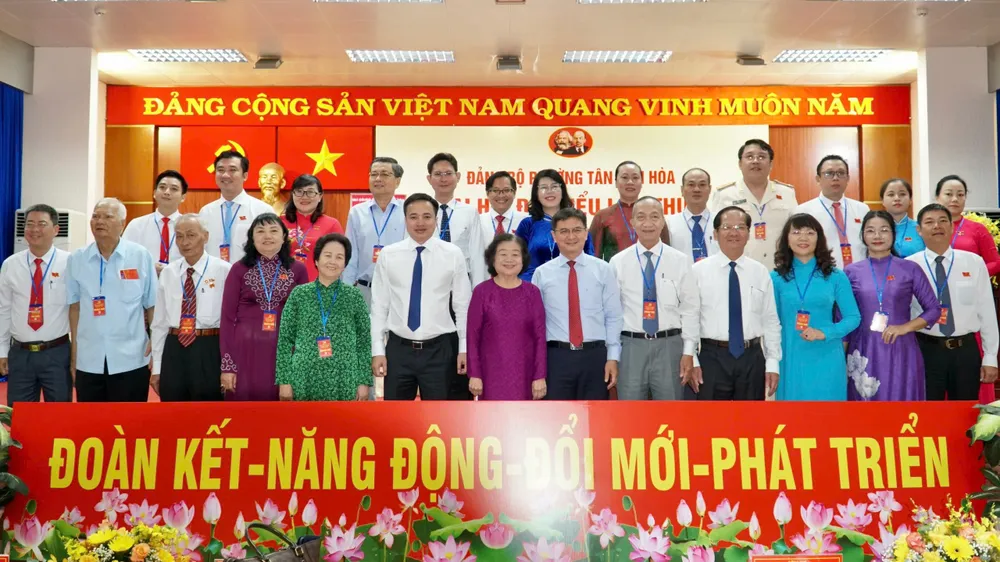 Đại biểu chụp hình lưu niệm tại đại hội RA MẮT.jpg