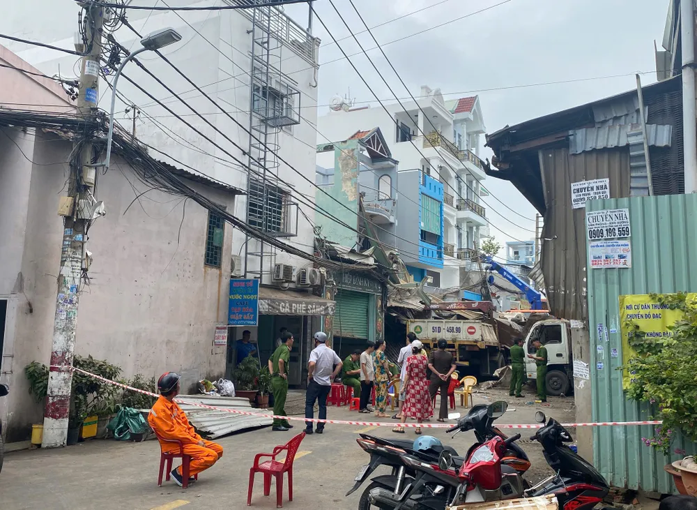 TPHCM: Nổ lớn tại công ty kính ở phường Tân Sơn Nhì - Ảnh 1.