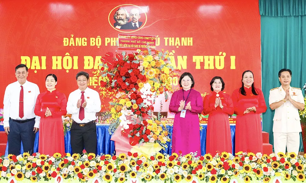 Đồng chí Văn Thị Bạch Tuyết tặng hoa chúc mừng đại hội z6908959647332_6262eede2bdbdff1ea32dcbf2916461d.jpg